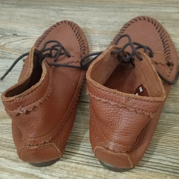 Minnetonka Leather Lightweight Slouchy Lace Up Moccasin Shoes - Picture 5 of 14